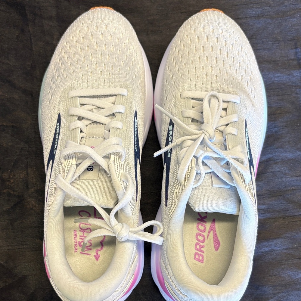 Brooks Women's Sneakers - White and Pink